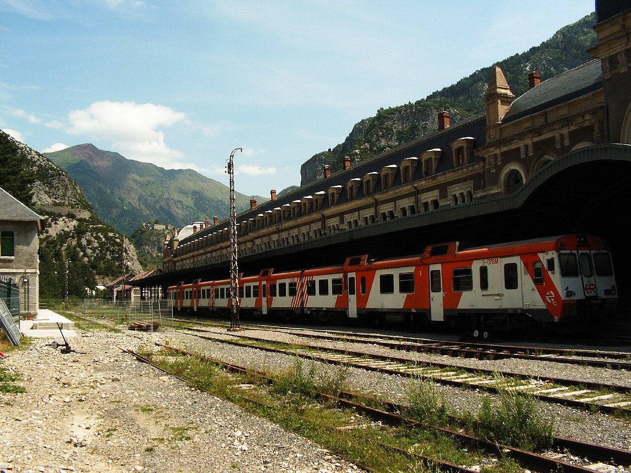 El Canfranero — Zaragoza to Canfranc