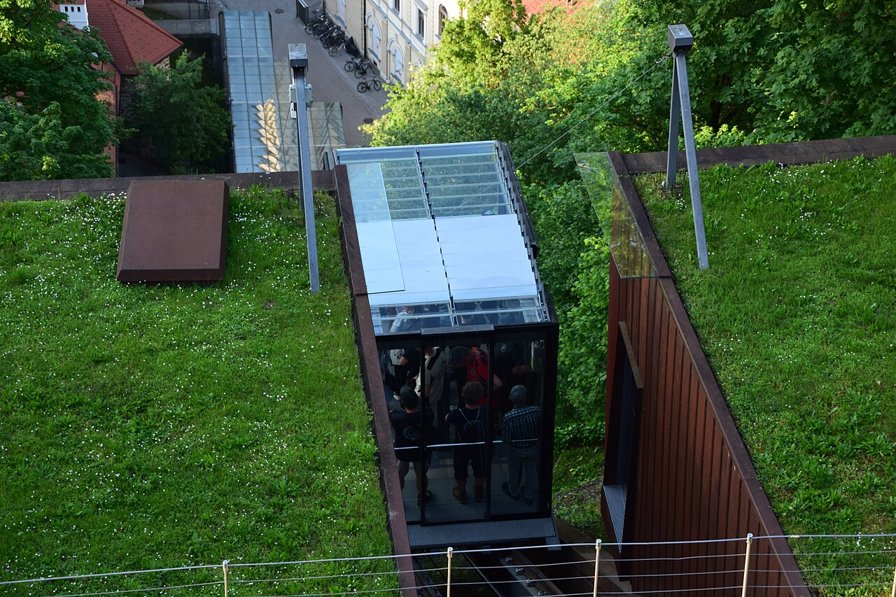 Ljubljana Castle Funicular — Ljubljana (Krekov trg)からリュブリャナ城へ
