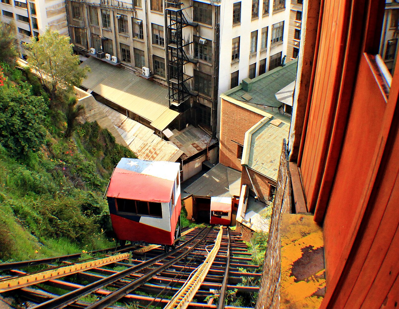Ascensor Concepción — Valparaíso (Calle Prat) to Cerro Concepción