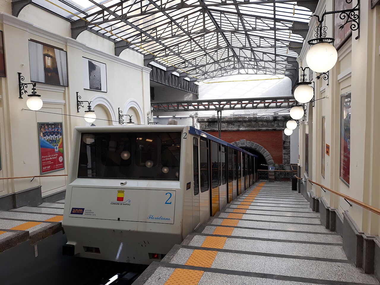 Central Funicular – von Naples (Via Toledo) nach Naples (Vomero)