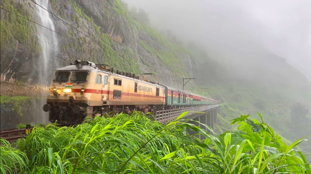 Deccan Queen — Mumbai to Pune