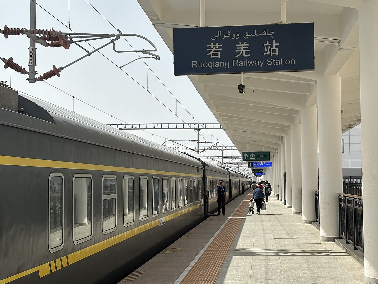 Golmud–Korla Railway — Golmud to Korla