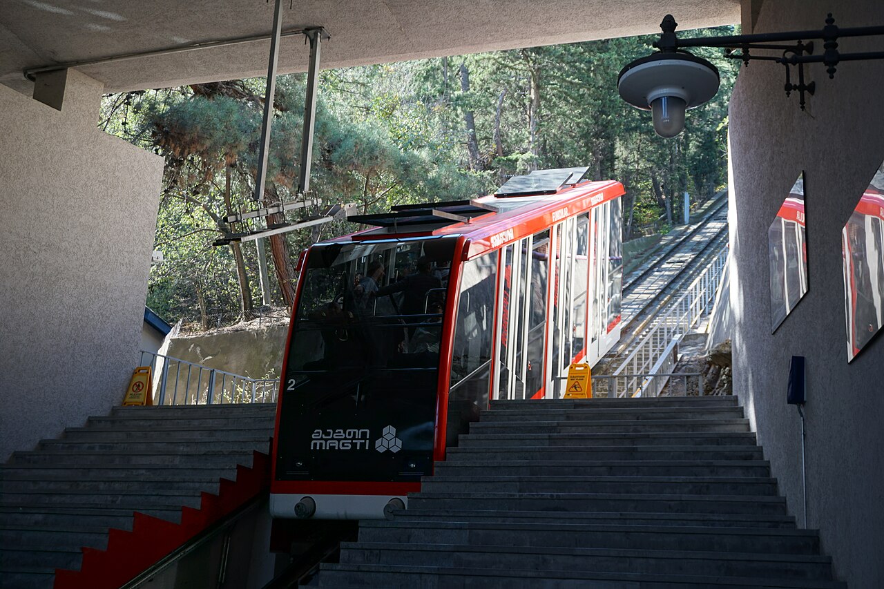 Tbilisi Funicular — Tbilisi (Chonkadze Street)からMtatsminda Parkへ