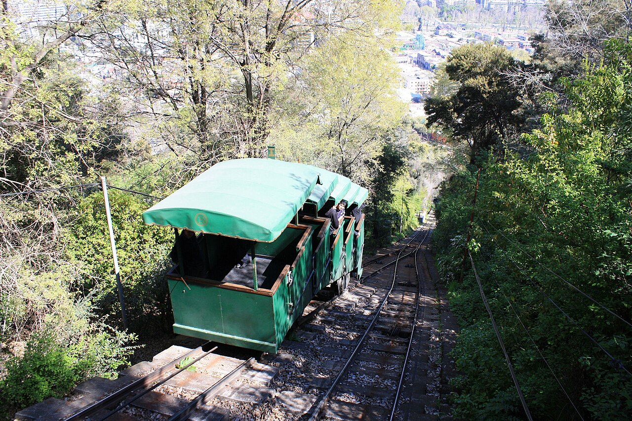 Funicular de Santiago — Santiago (Plaza Caupolicán)からCerro San Cristóbalへ